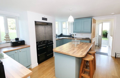 Haverfordwest Cottage | LLYGAD-YR-HAUL, pet friendly, with a garden in Haverfordwest