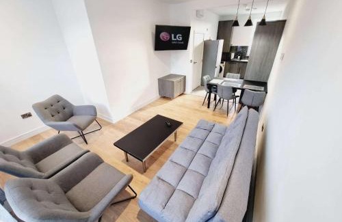 Belfast Apartment | LMK, 2 Bedroom Apartment, with Roof Terrace, Free parking, EV Charger, Great Location.