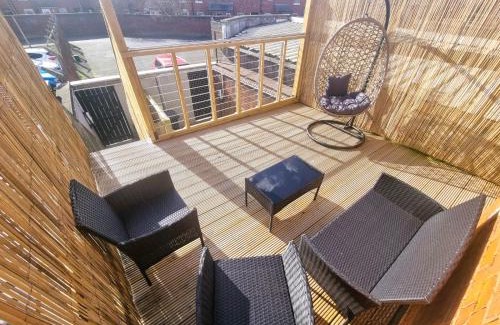 Belfast Apartment | LMK, 2 Bedroom Apartment, with Roof Terrace, Free parking, EV Charger, Great Location.
