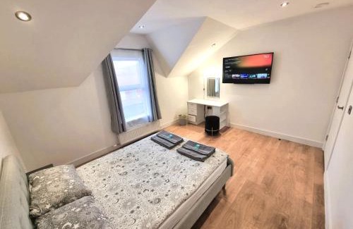 Belfast Apartment | LMK, 2 Bedroom Apartment, with Roof Terrace, Free parking, EV Charger, Great Location.