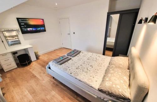 Belfast Apartment | LMK, 2 Bedroom Apartment, with Roof Terrace, Free parking, EV Charger, Great Location.