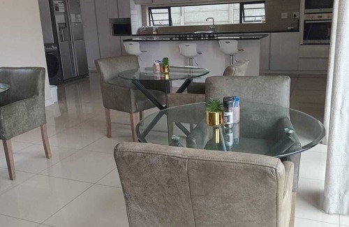 Bloubergstrand House | LND GUEST HOUSE