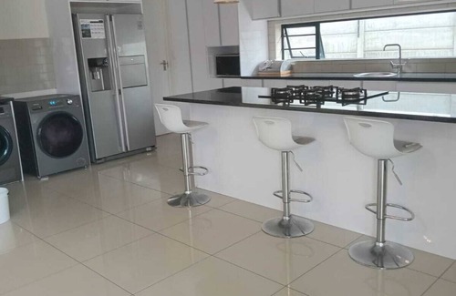 Bloubergstrand House | LND GUEST HOUSE