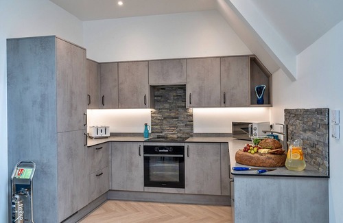 Newquay Ski Chalet | Lobster House