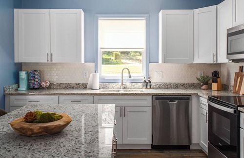 Raleigh House | Local Artistic Flare~Sleeps 12~New Modern Build
