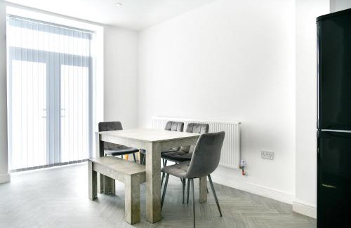 Clydach Apartment | Local City Centre 3 Bedroom House