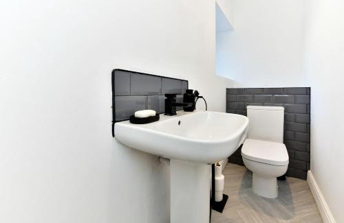 Clydach Apartment | Local City Centre 3 Bedroom House