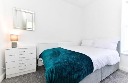 Clydach Apartment | Local City Centre 3 Bedroom House