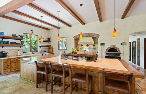 Kenwood Villa | Locanda Winery estate with Olympic-size pool & Starlink WiFi - dog-friendly