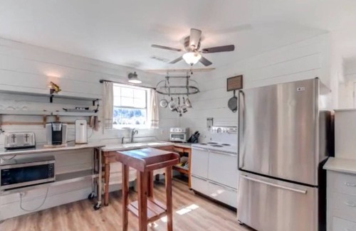 Gassville House | Located 5 minutes from the public launch to meet your Guide or launch your boat.