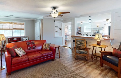 Gassville House | Located 5 minutes from the public launch to meet your Guide or launch your boat.