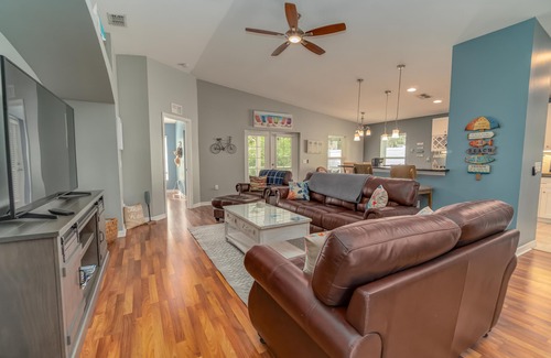South Venice House | Located 6 miles from 4 major beaches & walking distance to Shamrock Nature Park