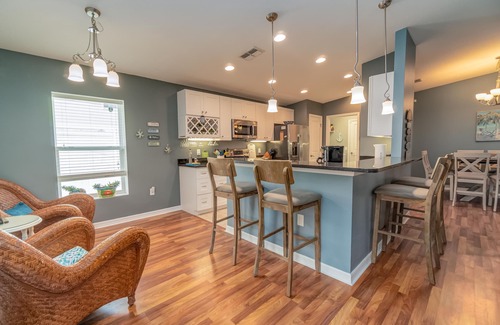 South Venice House | Located 6 miles from 4 major beaches & walking distance to Shamrock Nature Park