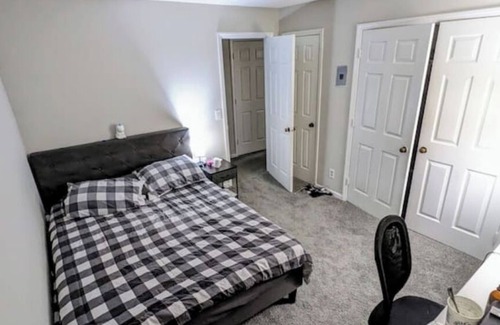 Charlotte Condo | Located across shopping center, close to downtownnwith bathroom n