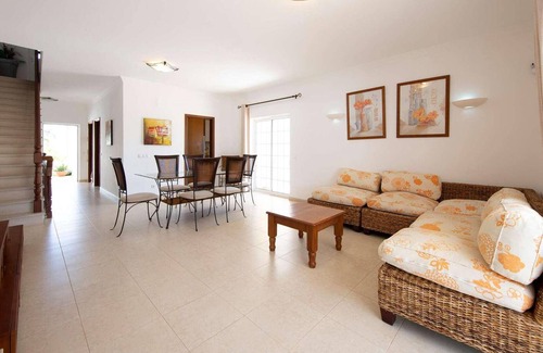 Guia House | Located in the beautiful village of Guia, this traditional villa offers a great place for relaxation