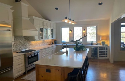 West Union House | Located on beautiful Lake Keowee