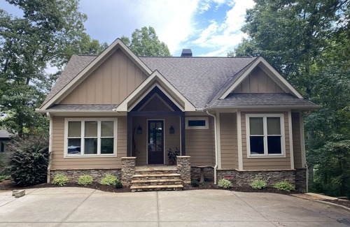 West Union House | Located on beautiful Lake Keowee