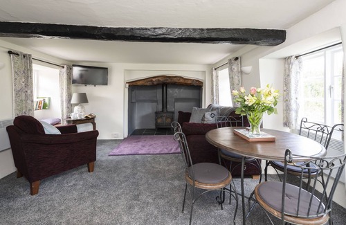 Holworth Apartment | Located on Morton Common surrounded by glorious countryside and forest, Primrose Cottage is a quaint