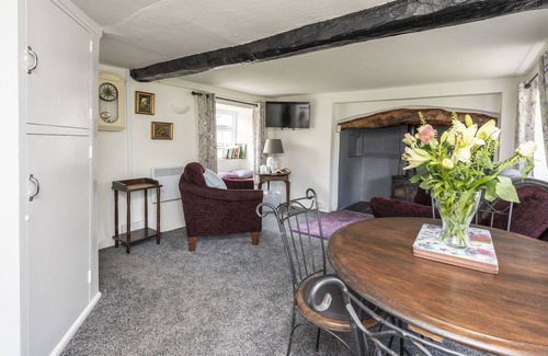 Holworth Apartment | Located on Morton Common surrounded by glorious countryside and forest, Primrose Cottage is a quaint