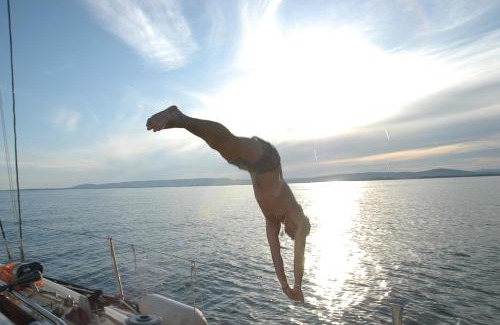 Le Grau-Du-Roi Boat Rental | Location insolite en voilier, navigation, coucher de soleil, et baignades en mer