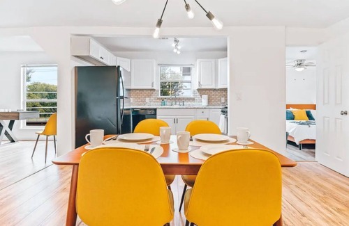 Rosewood House | Location! Large Cozy home in East Austin!