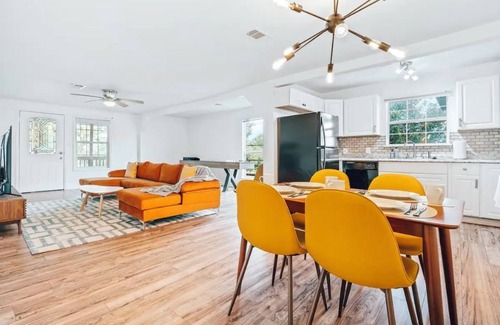 Rosewood House | Location! Large Cozy home in East Austin!