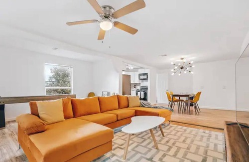 Rosewood House | Location! Large Cozy home in East Austin!