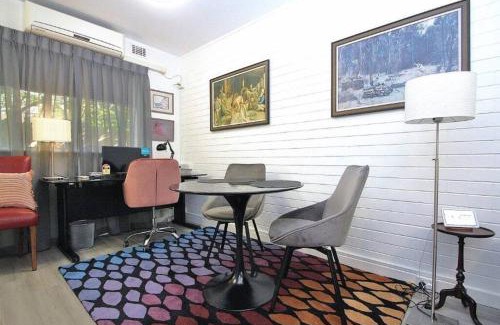 Crawley Apartment | LOCATION LIFESTYLE CONVENIENCE! WIFI NETFLIX WINE