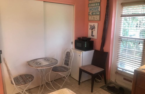Southampton Apartment | Location! Location! HALF PRICE SALE @ 100 Nightly, October 1 - 17 and 27- Nov 1