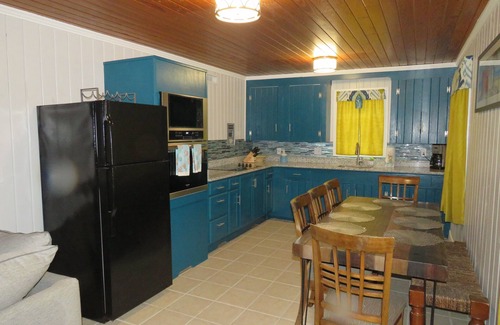 Garden City Cottage | Location Location Location! Classic Beach Cottage less than 1-min walk to beach!