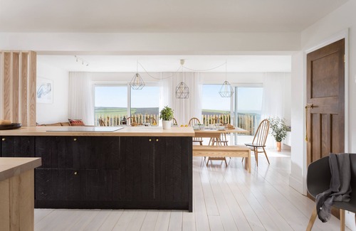 Trenance House | LOCATION LOCATION! BEACH FRONT HOLIDAY HOME WITH PANORAMIC SEA VIEWS AND PARKING