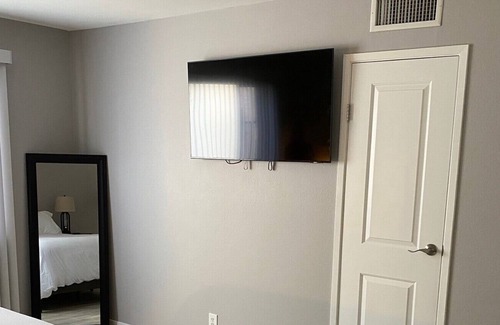 Fashion Square Condo | LOCATION! LOCATION! Ground level! Steps away from Fashion Square Mall & Old Town