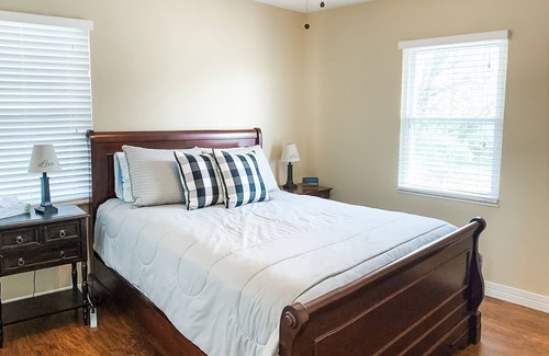 Oxford House | Location, location, location! In Oxford's Mile Square! 4 Bed/2 Bath Townhouse