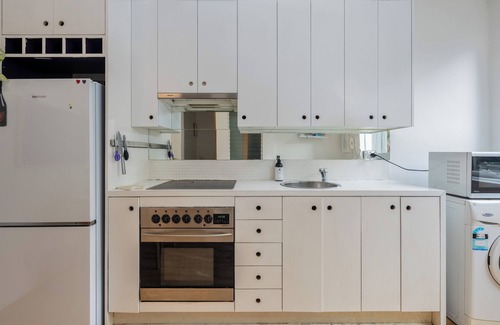 Fitzroy Apartment | Location! Location! Sunny, central Fitzroy Studio