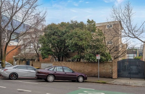 Fitzroy Apartment | Location! Location! Sunny, central Fitzroy Studio