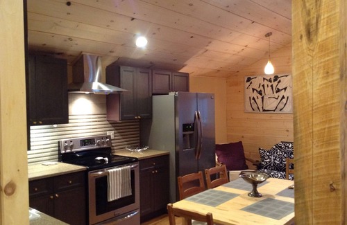 Hunter House | LOCATION! Location! Walking distance to Hunter MT! FALL 3rd nt SPECIAL!