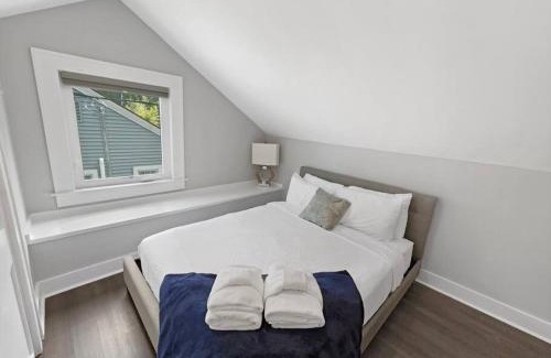 Riverland Terrace House | Location! Minutes to Downtown and Folly Beach