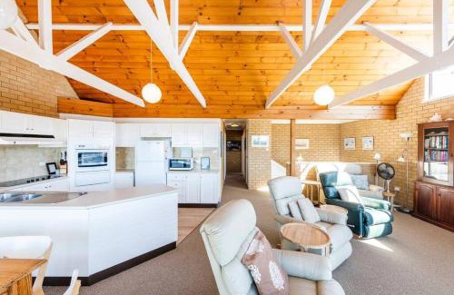 Yamba House | Location+ Ocean & headland views. Wifi, linen +