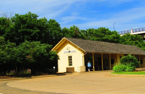 Elizabeth Park Valley House | Location , Pets, Parks and Recreation