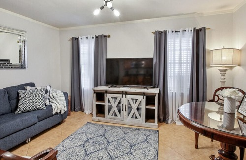 Touro Condo | Location Steps Away from Garden District & Street Car