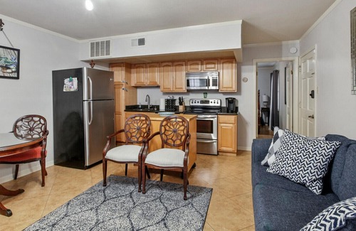 Touro Condo | Location Steps Away from Garden District & Street Car