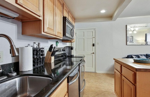 Touro Condo | Location Steps Away from Garden District & Street Car