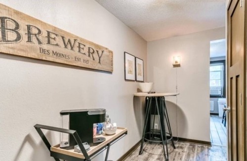 Des Moines Condo | Location! This 2BR is Located perfectly 5 min from downtown and Ingersoll Ave.
