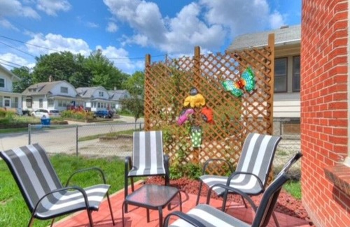Des Moines Condo | Location! This 2BR is Located perfectly 5 min from downtown and Ingersoll Ave.