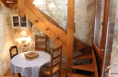 Loches House | Location unique en ville, 3 niveaux avec cave voûtée et troglodytique, charme et authenticité en Touraine - FR-1-381-162