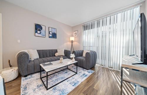 Downtown Apartment | Location Walk to the beach Chic Condo!
