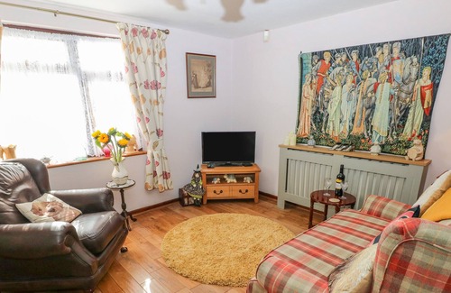 Tongwynlais Cottage | LOCH FIELD COTTAGE, pet friendly, with a garden in Cardiff