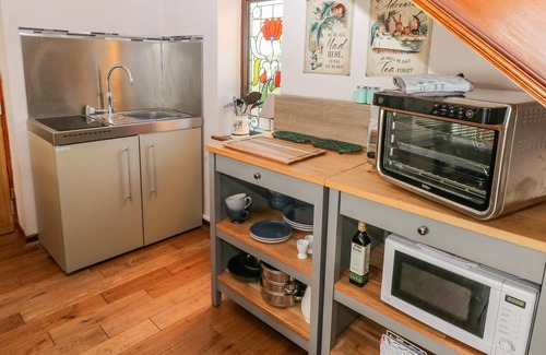Tongwynlais Cottage | LOCH FIELD COTTAGE, pet friendly, with a garden in Cardiff