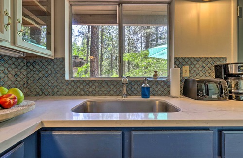 Middletown Cabin | Loch Lomond Cabin w/Hot Tub, Near Wineries!