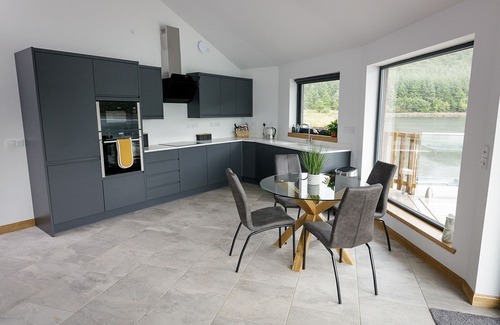 Plockton Apartment | Loch side property with private hot tub and own Loch